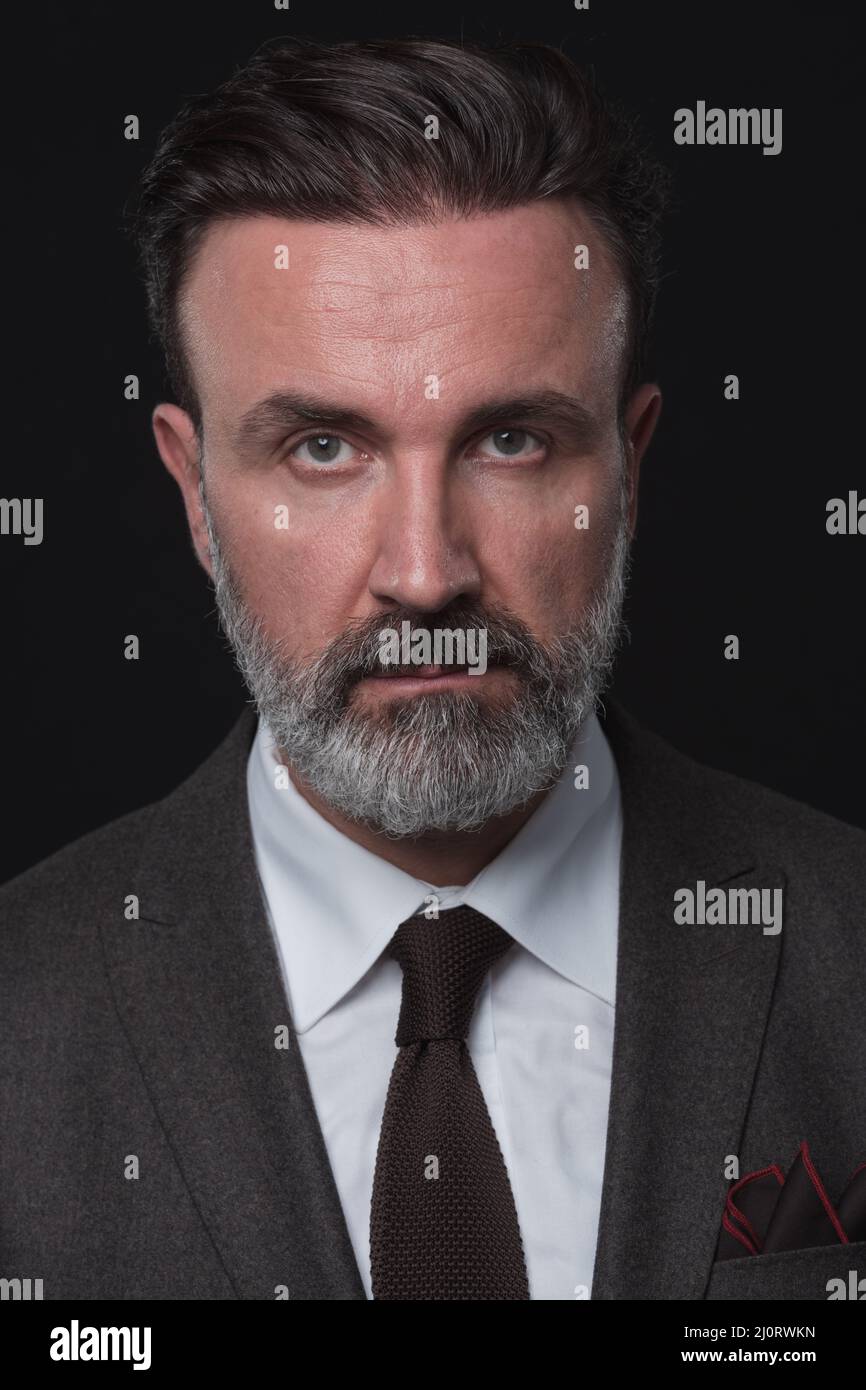 Portrait d'un homme d'affaires élégant avec une barbe et des vêtements ...