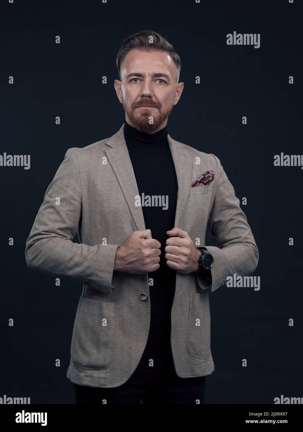 Portrait d'un homme d'affaires élégant avec une barbe et des vêtements ...