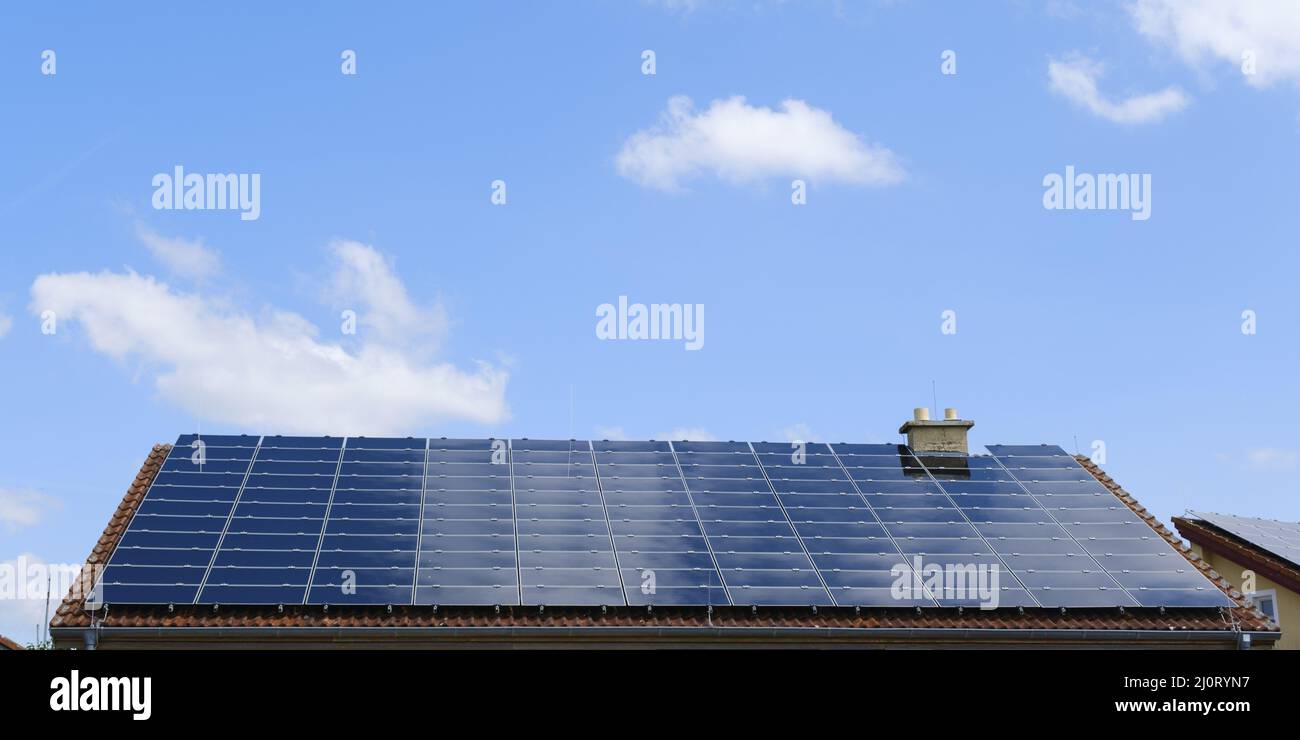 Centrale d'énergie solaire sur un toit de maison Banque D'Images