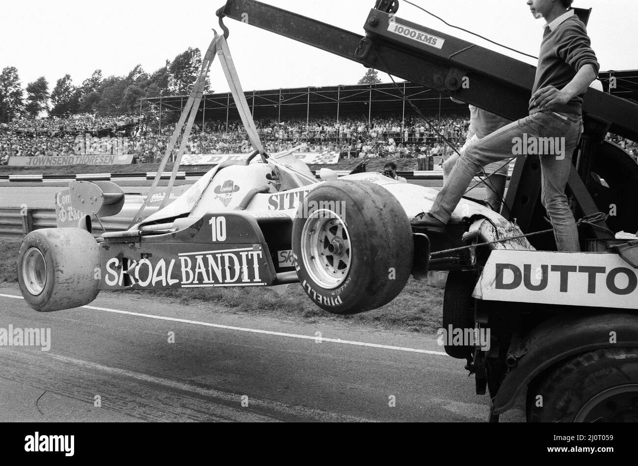 Grand Prix britannique 1984, Brands Hatch, dimanche 22nd juillet 1984. Notre photo montre ... Skoal Bandit Formula 1 Team car, RAM-Hart, pilote Jonathan Palmer s'éloigne de la piste après un accident. Banque D'Images
