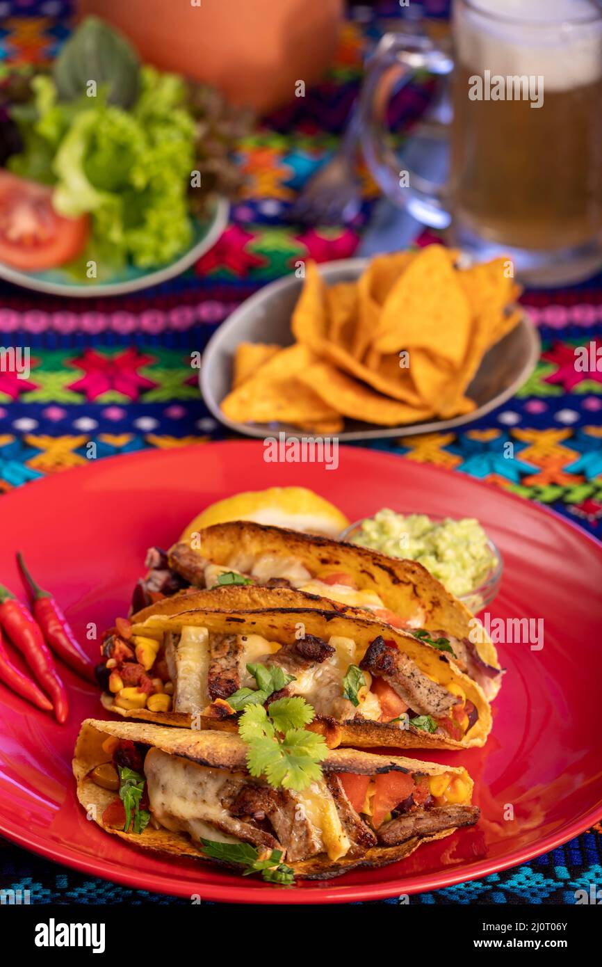 tacos mexicains grillés sur une assiette Banque D'Images