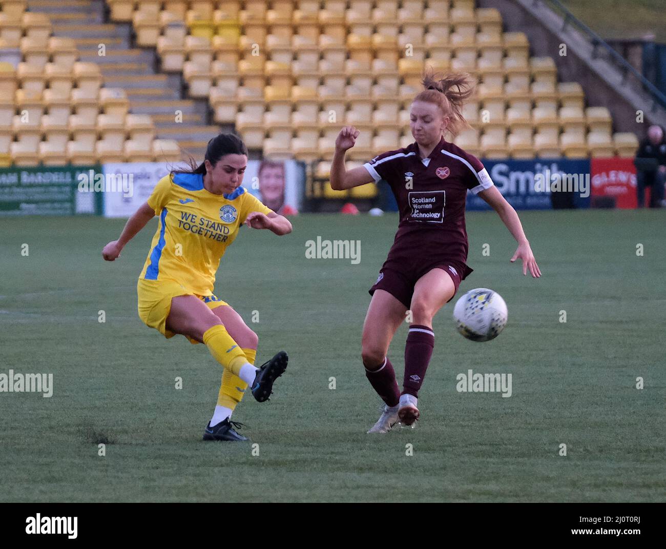 Livingston, Royaume-Uni. 20th mars 2022. Shannon McGregor (Hibernian, n° 10) et Jenny Smith (Hearts, n° 10) lors du match de la Scottish Women's Premier League 1 entre Hibernian et Hearts à la Tony Macaroni Arena de Livingston, en Écosse. Park's Motor Group Scottish Women's Premier League 1 Alex Todd/SPP crédit: SPP Sport Press photo. /Alamy Live News Banque D'Images