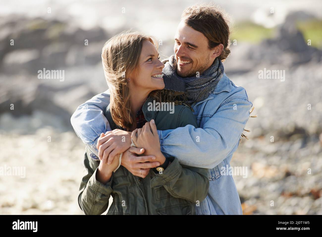 Romance décontractée. Photo d'un jeune couple affectueux qui passe du temps ensemble en plein air. Banque D'Images