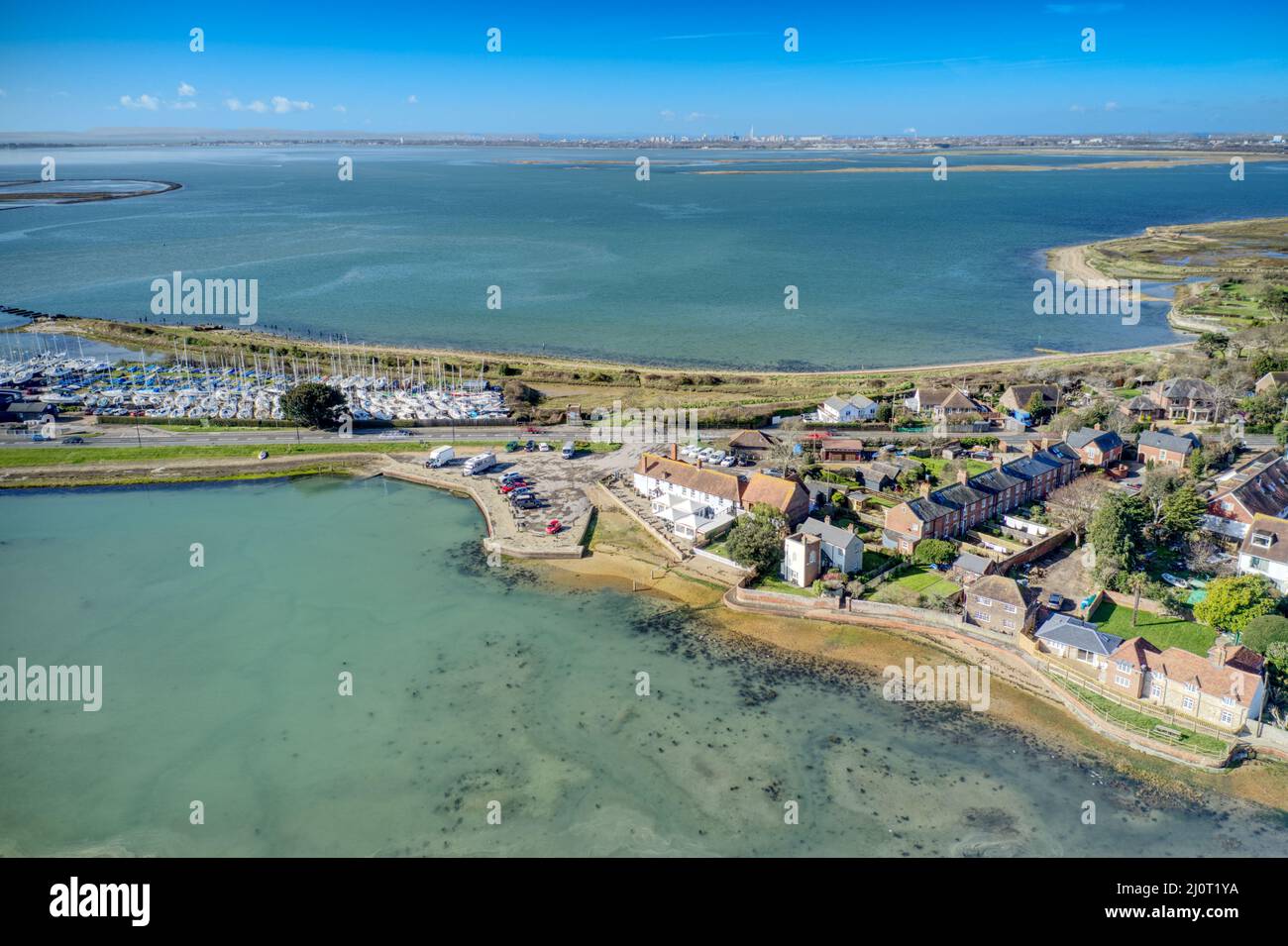Vue aérienne du front de mer de Langstone Harbour vers le pub Ship Inn et le club de voile dans une région au sud de Havant nommée Langstone. Banque D'Images