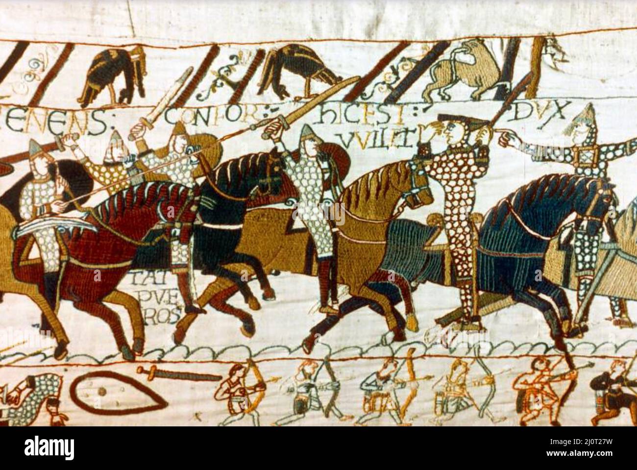 TAPISSERIE DE BAYEUX 11th siècle tapisserie brodée représentant l'invasion normande de la Grande-Bretagne en 1066. Cette section montre William, duc de Normandie, deuxième de droite avec son titre gravé au-dessus en latin Banque D'Images