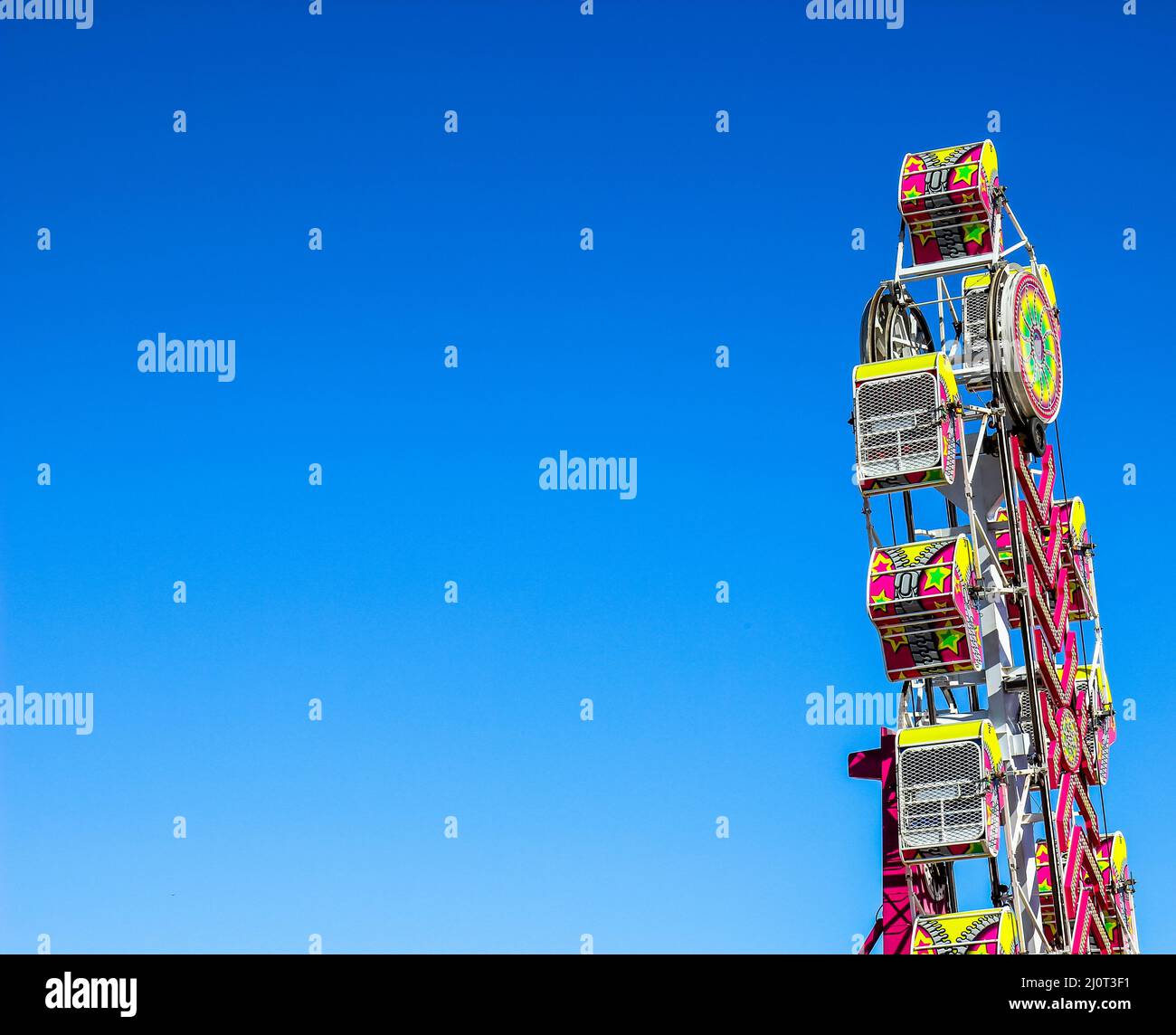Cage Cars sur Ferris Wheel Type Amusement Ride Banque D'Images