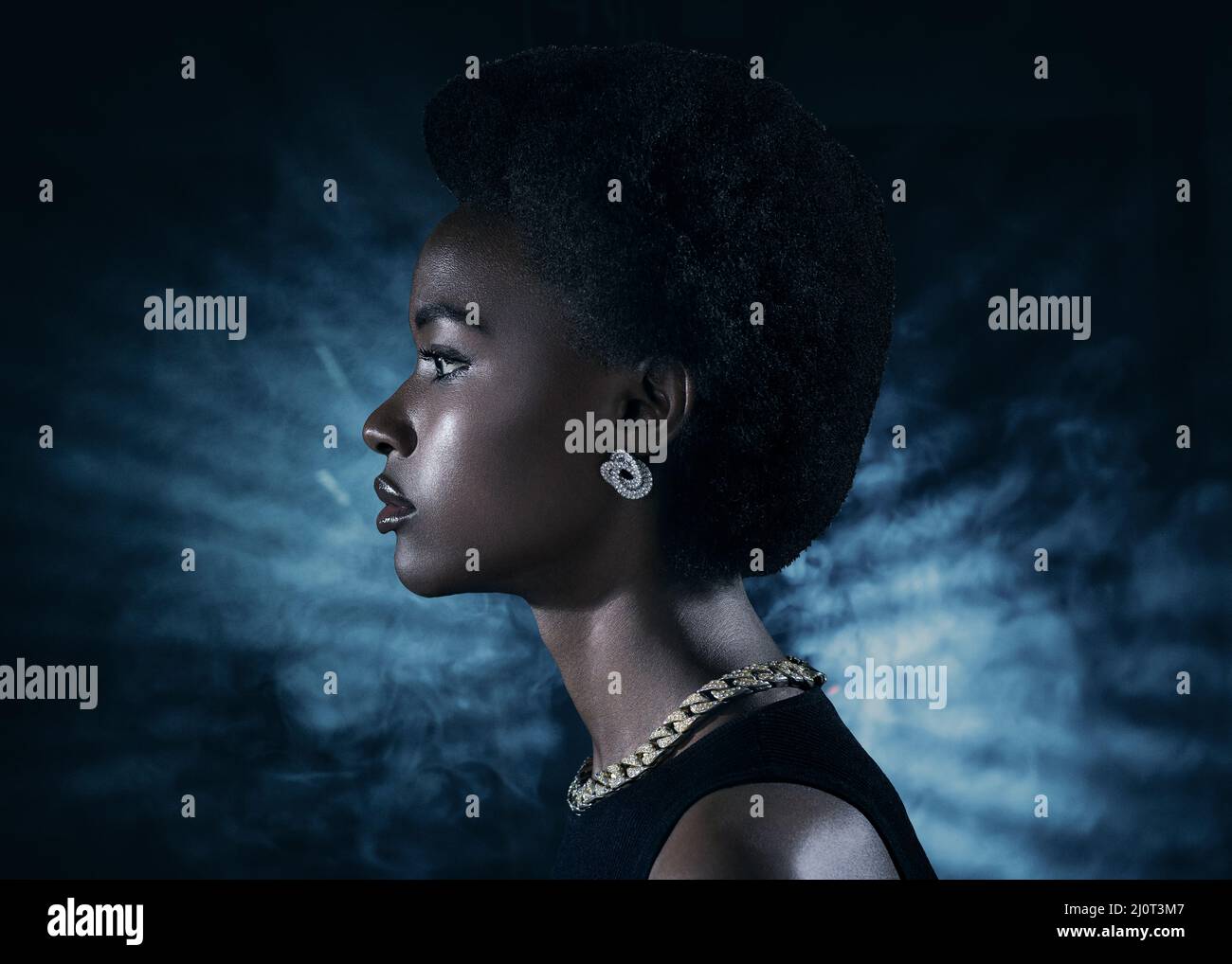 Jeune femme noir profil portrait de beauté sur fond sombre Banque D'Images