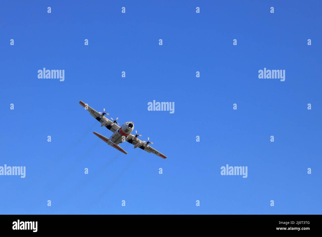 Un avion Hercules C-130 de la Garde côtière américaine Lockheed survolant la vieille ville de Saint Augustine.Florida.USA Banque D'Images