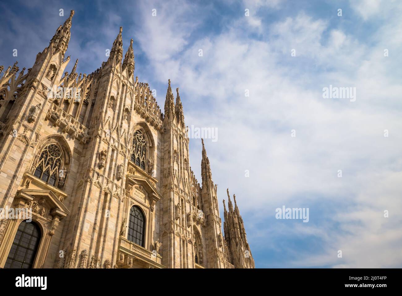 Cathédrale de Milan (Duomo di Milano) avec ciel bleu et lumière du coucher du soleil Banque D'Images