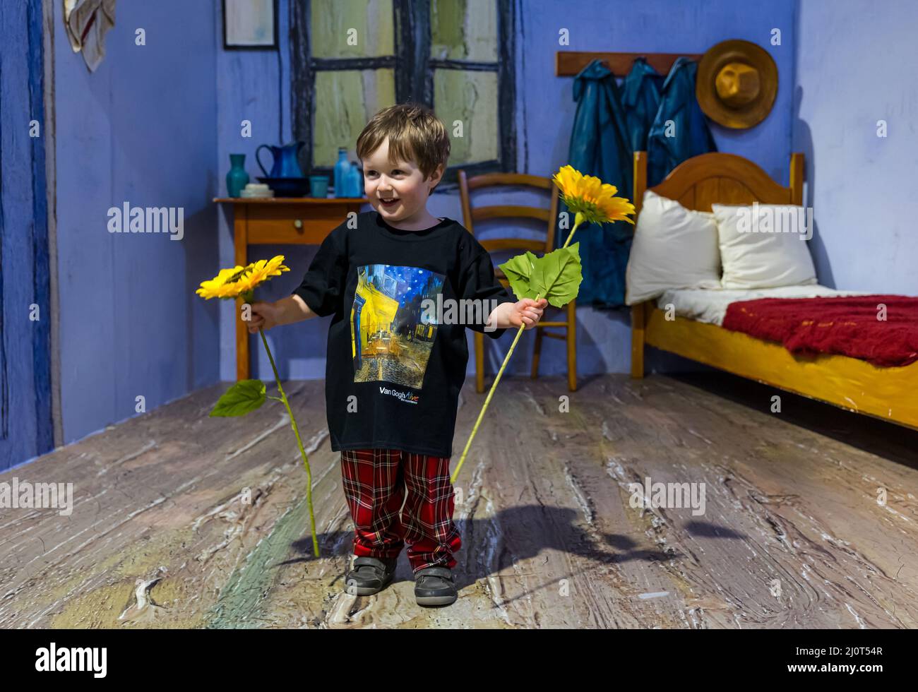 Jeune enfant avec des tournesols dans la chambre à Arles Recreation at Van Gogh Alive art Experience, Édimbourg, Écosse, Royaume-Uni Banque D'Images