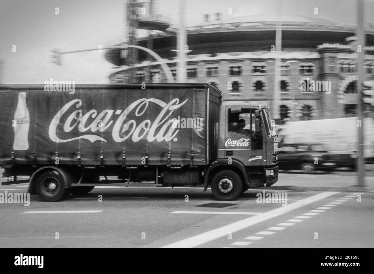Grand camion Iveco Eurocargo livrant dans la ville. Barcelone, Espagne Banque D'Images