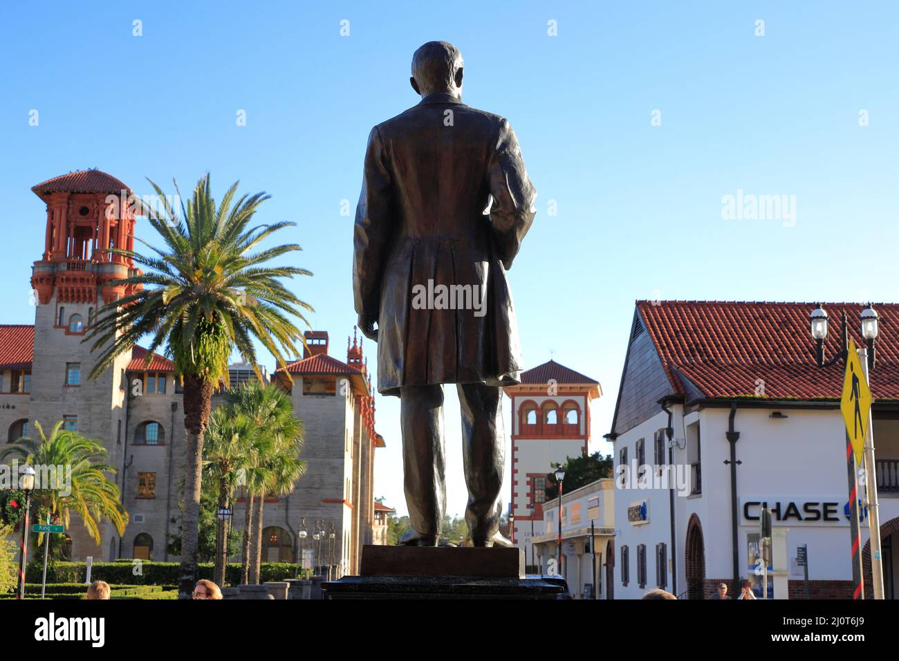 Statue de Henry Flagler devant Flagler College l'ancien hôtel Ponce de Leon avec le musée Lightner et l'hôtel de ville de St Augustine à St.Augustine.Florida.USA Banque D'Images