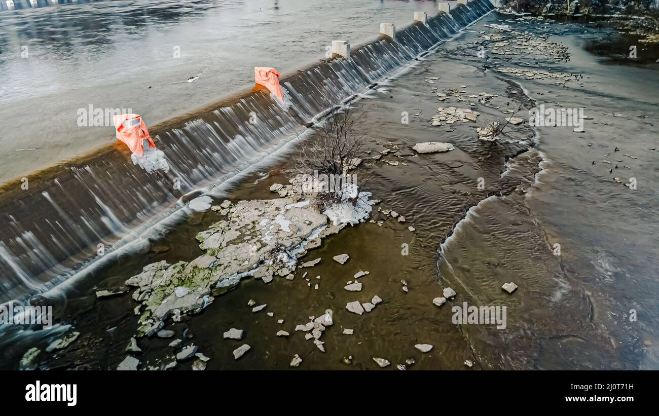 L'eau passe au-dessus de la corniche en hiver avec une exposition plus longue Banque D'Images