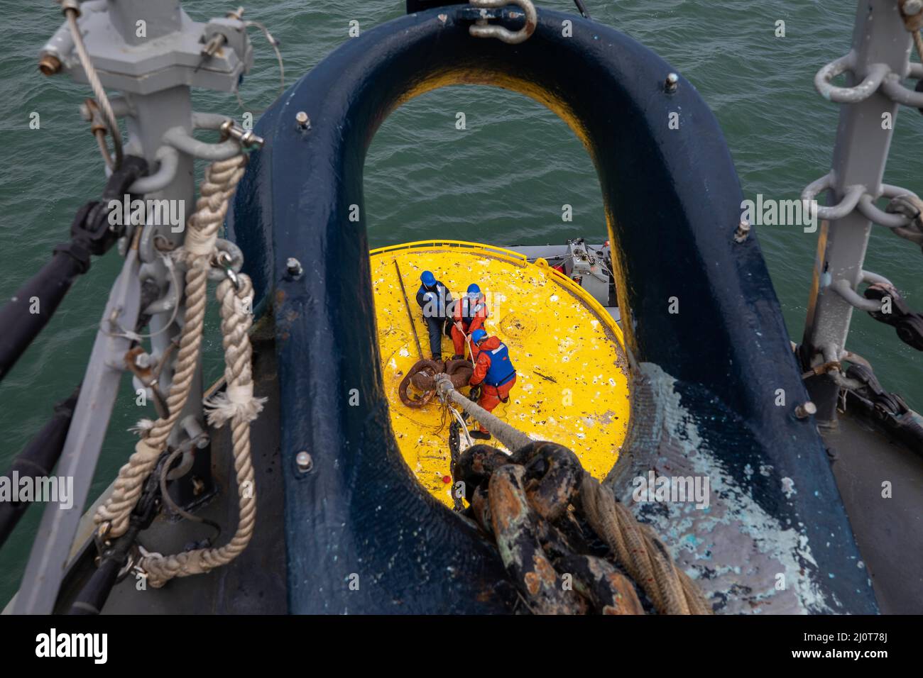 Plymouth, Royaume-Uni. 10th mars 2022. Les marins affectés au destroyer de missiles guidés de classe Arleigh Burke USS Roosevelt (DDG 80) amarrent le navire à une bouée, le 10 mars 2022. Roosevelt, déployé vers l'avant à Rota, en Espagne, est en troisième patrouille dans la zone de la Sixième flotte des États-Unis pour soutenir les alliés et les partenaires régionaux et les intérêts de sécurité nationale des États-Unis en Europe et en Afrique. Credit: U.S. Navy/ZUMA Press Wire Service/ZUMAPRESS.com/Alamy Live News Banque D'Images