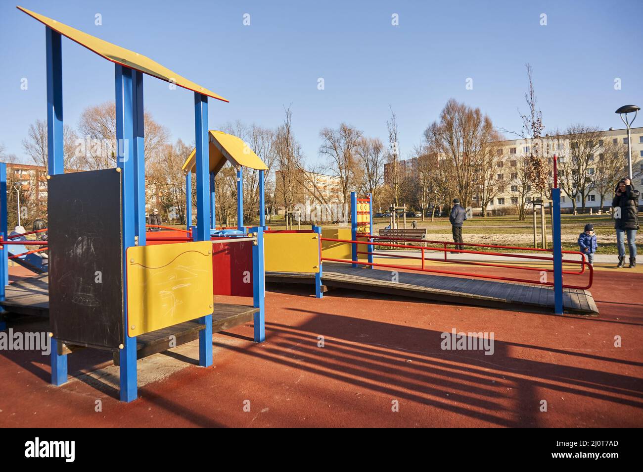 Un équipement de jeu coloré sur une aire de jeux dans le parc de Rataje par une journée ensoleillée Banque D'Images