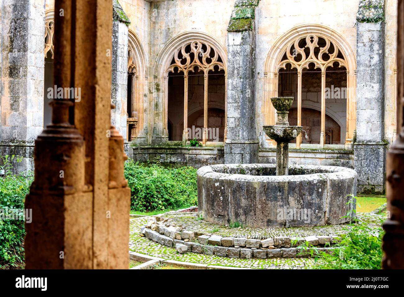 Fontaine centrale dans la cour du cloître du monastère de Santo Domingo de Silos à Burgos, Espagne Banque D'Images