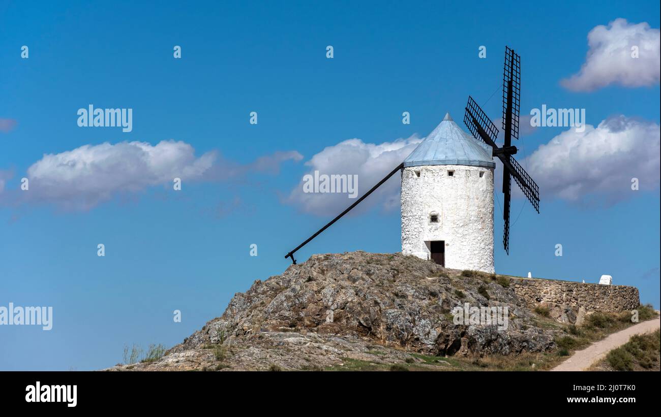 Moulins à vent et ancien château à Consuegra, Tolède, Castilla la Mancha, Espagne. Le moulin à vent de la lame sur fond ciel nuageux Banque D'Images