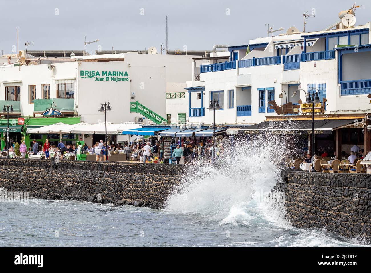 Vagues s'écrasant sur le mur de la mer sur la promenade de Playa Blanca, Lanzarote, Espagne, le 4 mars 2022 Banque D'Images