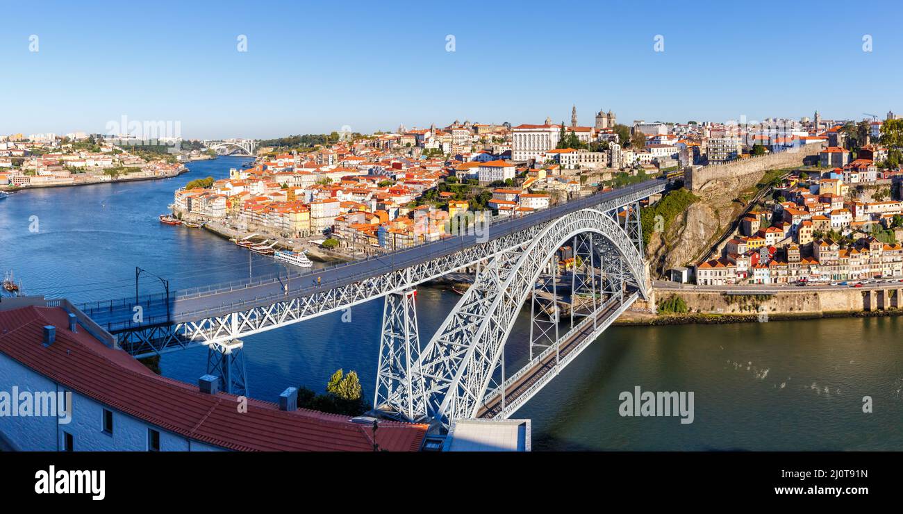 Porto Portugal avec pont Ponte Dom Luis I sur le fleuve Douro Voyage panorama de la ville Banque D'Images
