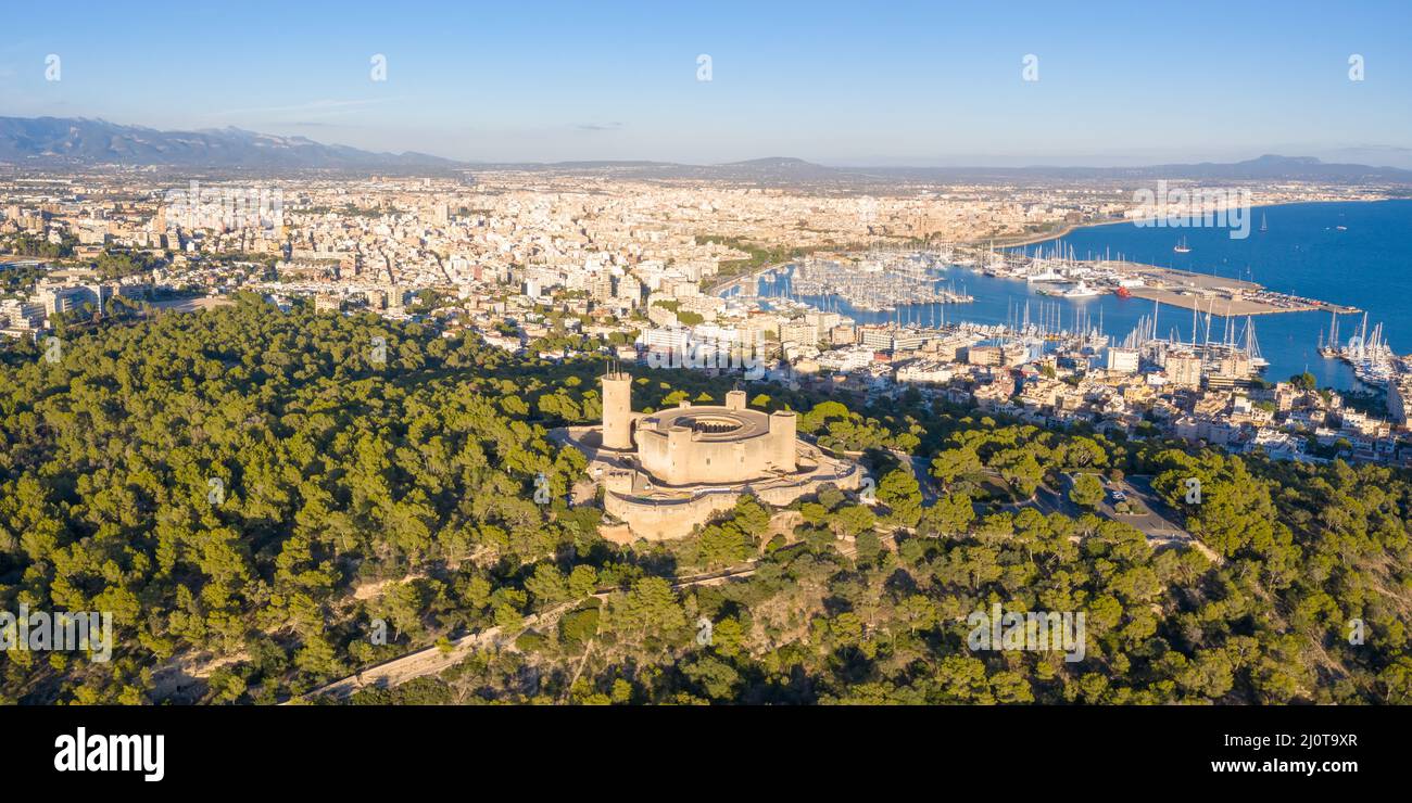 Château Castell de Bellver avec Palma de Mallorca et port vacances Voyage panorama aérien en Espagne Banque D'Images