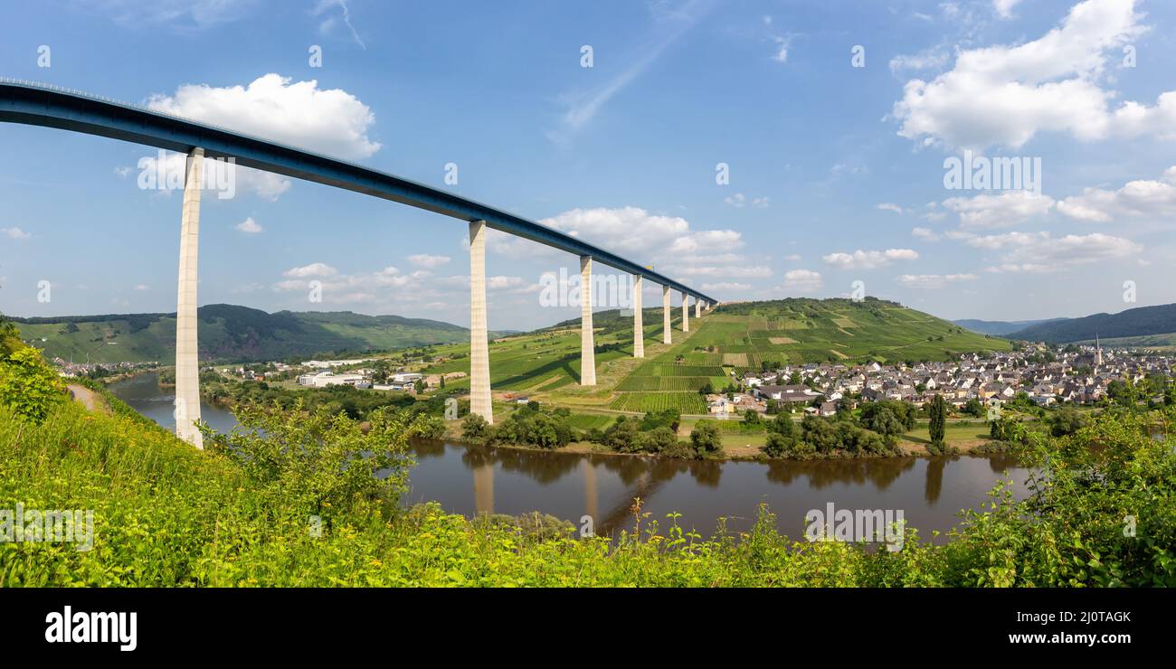 Pont de la haute Moselle pont sur la Moselle panorama sur la Moselle à Zeltingen en Allemagne Banque D'Images
