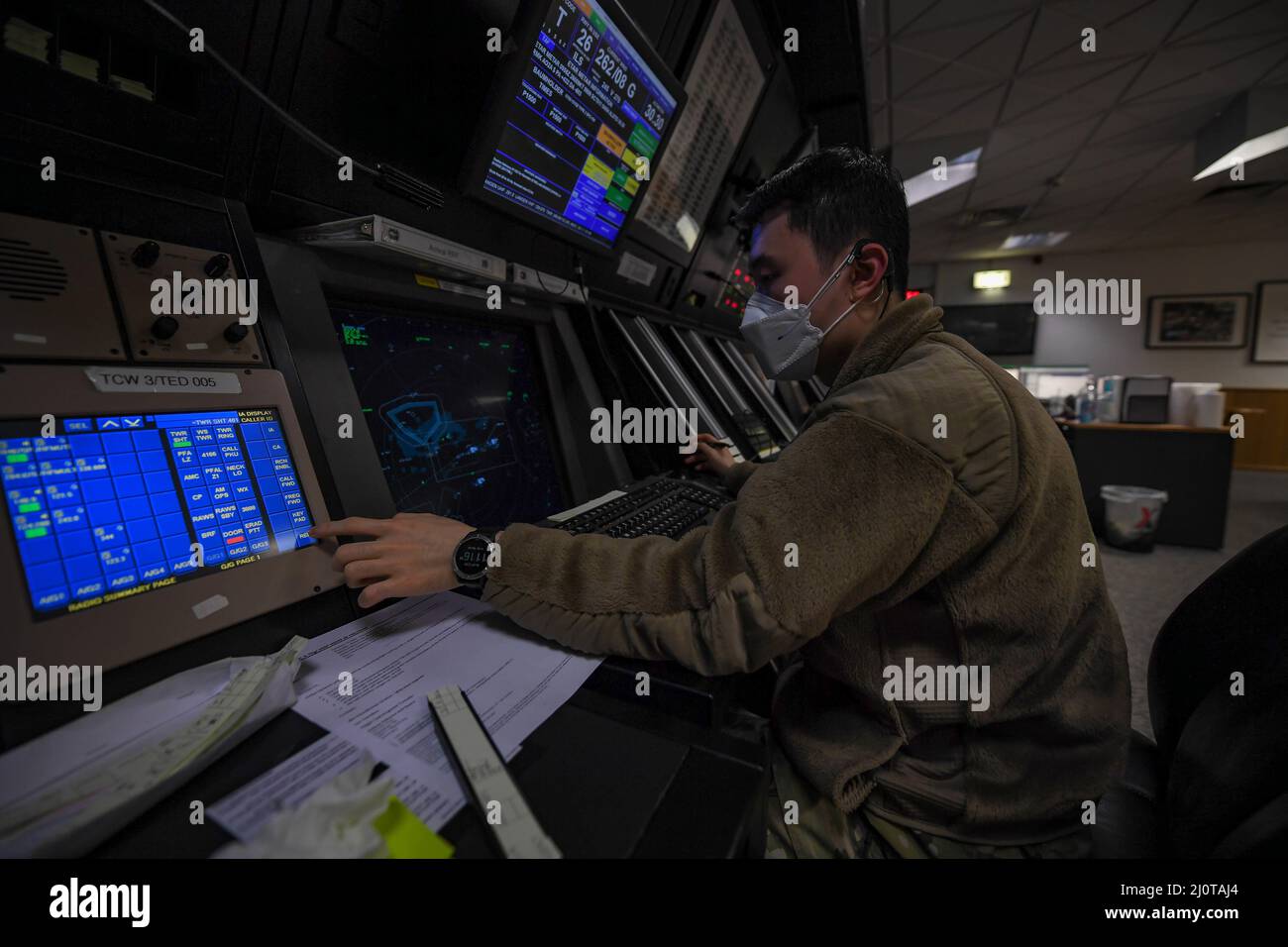 U.S. Air Force Tech. Sgt. Charley Jung, superviseur de surveillance du contrôle de la circulation aérienne de l'escadron de soutien des opérations 86th, assure un débit sûr et efficace des aéronefs à la base aérienne de Ramstein, en Allemagne, le 20 janvier 2022. L'approche contrôlée par le sol, une composante du contrôle de la circulation aérienne, assure la sécurité des départs et des arrivées à Ramstein en guidant les aéronefs aéroportés jusqu'à leur transition vers ou depuis les contrôleurs aériens allemands. (É.-U. Photo de la Force aérienne par Airman 1st classe Jared Lovett) Banque D'Images