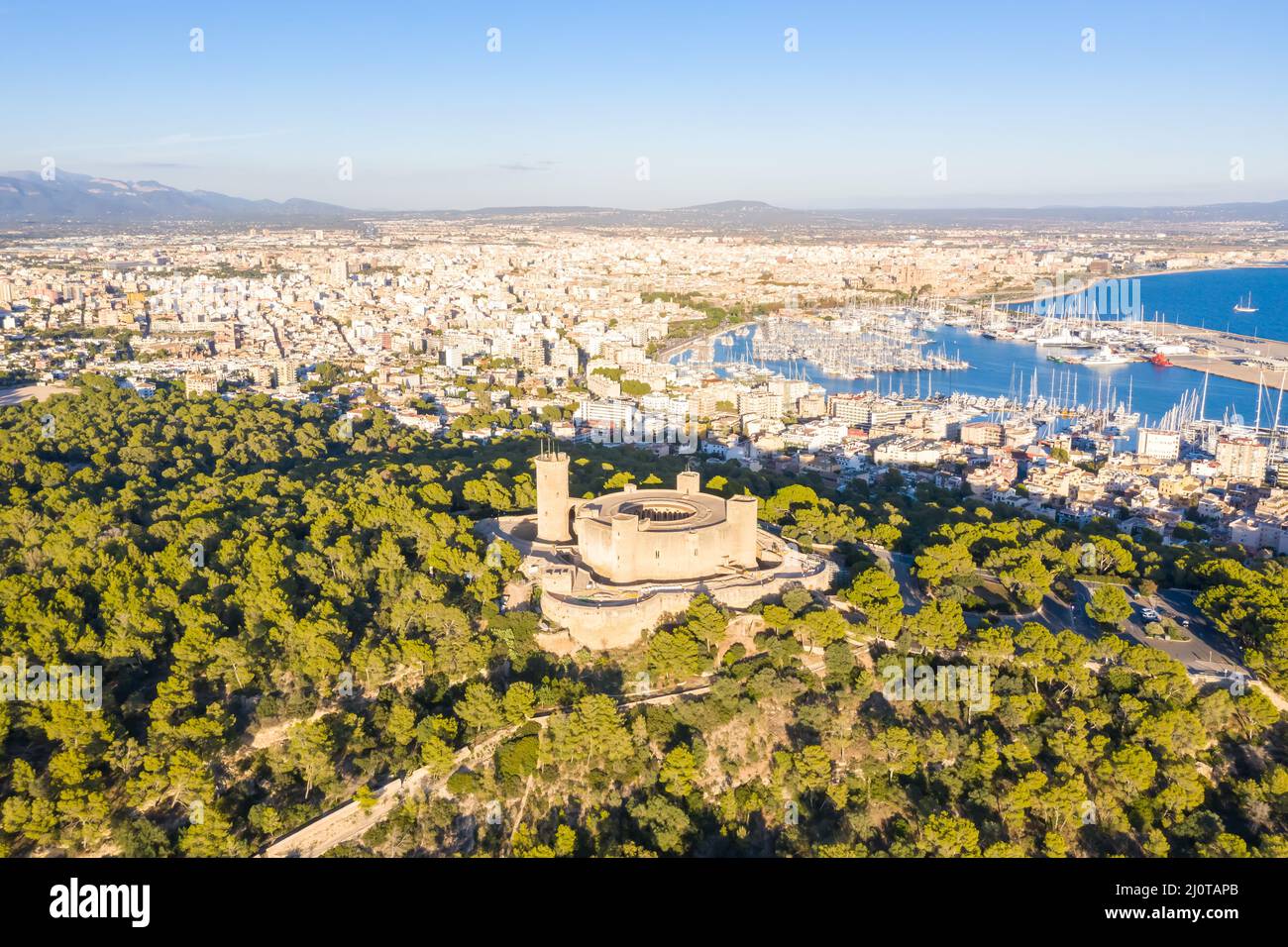 Château Castell de Bellver avec Palma de Majorque et port vacances photo aérienne en Espagne Banque D'Images