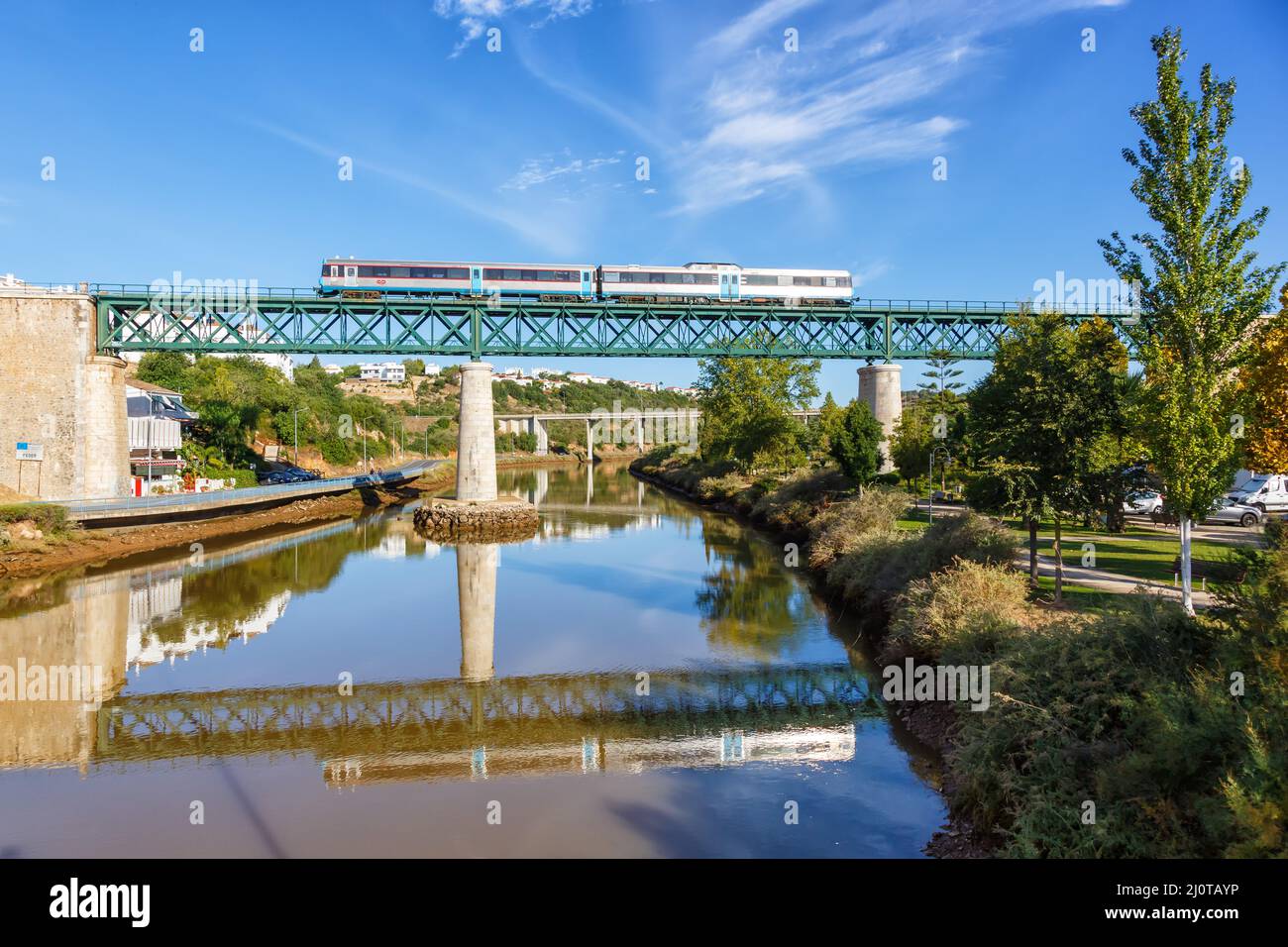 Train sur la voie ferrée du pont à Tavira au Portugal Banque D'Images