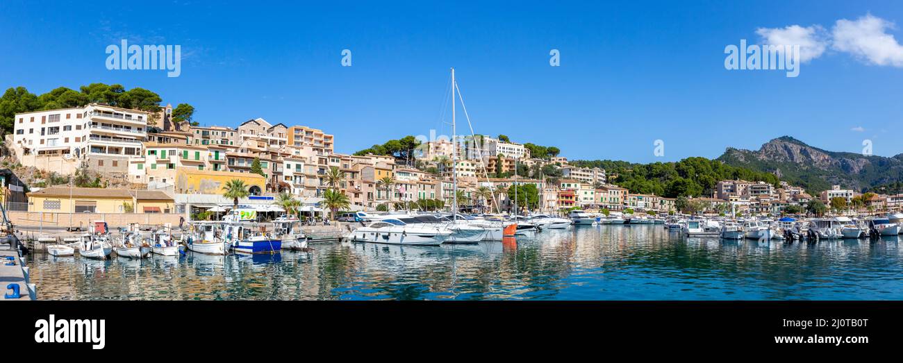 Port de Soller dans le port de Majorque avec bateaux vacances Voyage panorama de la ville en Espagne Banque D'Images