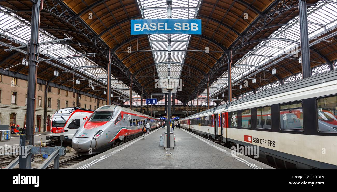 Gare SBB de Bâle avec panorama sur les trains en Suisse Photo Stock - Alamy