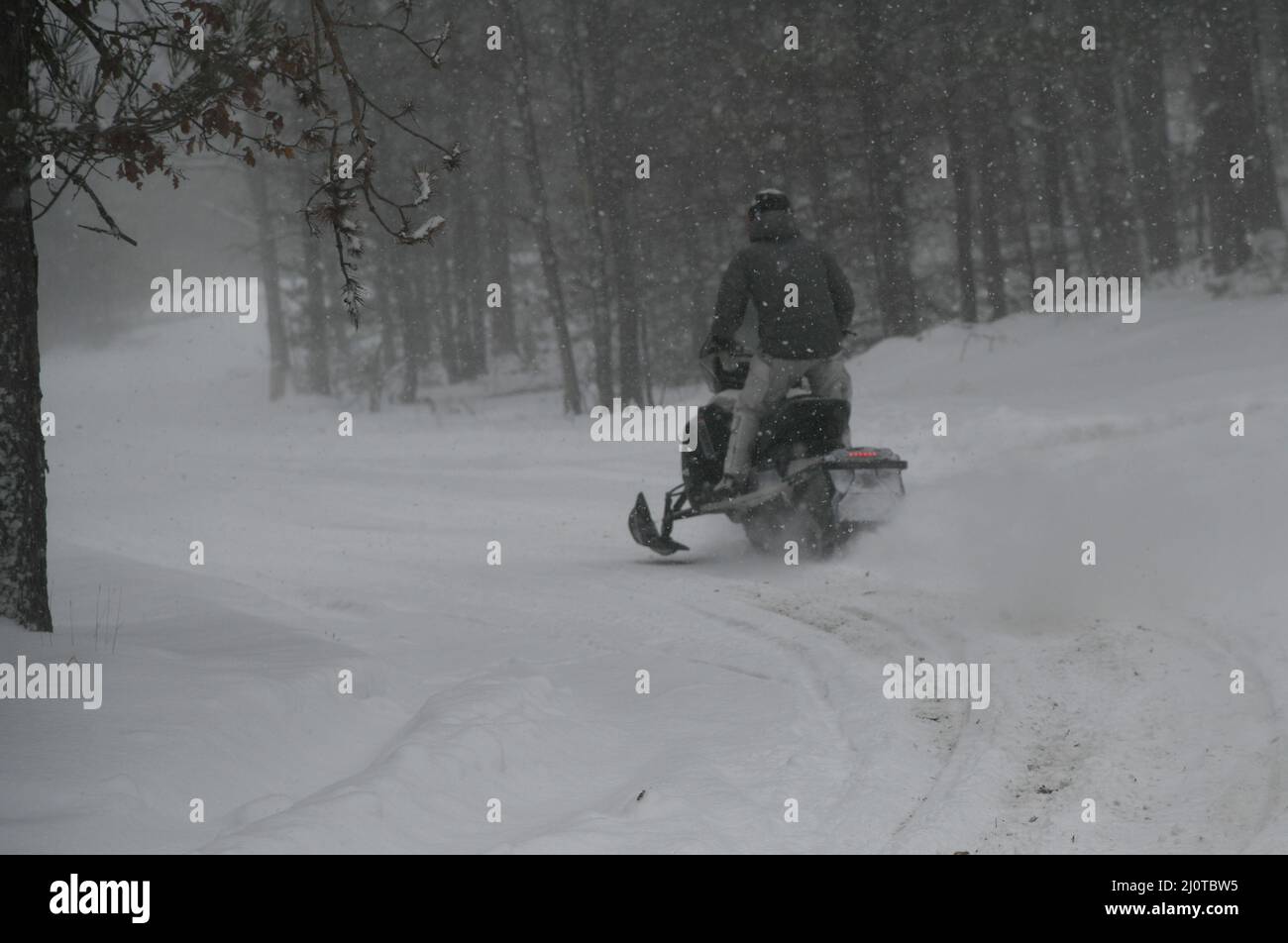 Les soldats de l'armée américaine du groupe des forces spéciales 20th de la Garde nationale de l'armée du Massachusetts, effectuent une formation en motoneige pendant la grève du Nord 22-1, au Camp Grayling, au Michigan, le 22 janvier 2022.La répétition en hiver de la série d’exercices Northern Strike, connue sous le nom de « Winter Strike », a lieu chaque année dans le nord du Michigan au cours de la partie la plus froide de l’année, de sorte que les unités en visite peuvent s’entraîner dans des conditions subarctiques.(É.-U.Photo de la Garde nationale aérienne par le sergent d'état-major.Tristan D. Viglianco) Banque D'Images