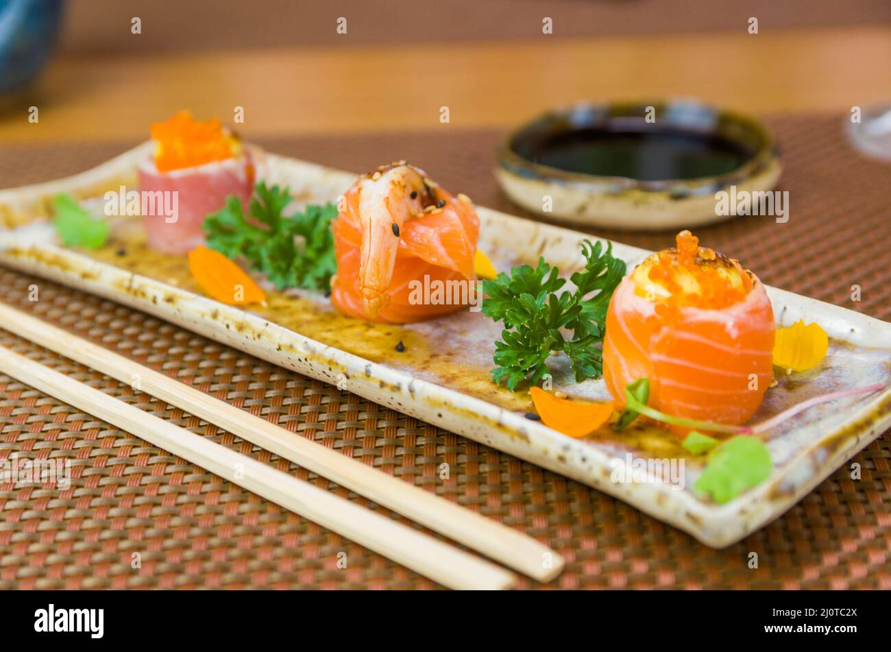 Plateau décoré avec différentes saveurs de sushis élégants. Mise au point sélective. Banque D'Images