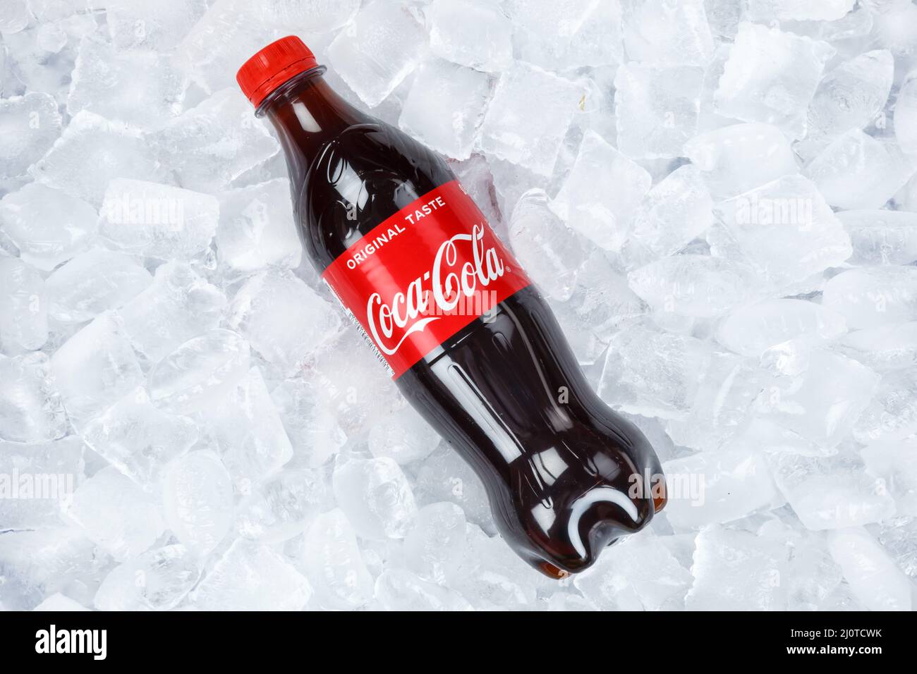 Coca Cola Coca-Cola en bouteille de plastique limonade boisson non  alcoolisée sur glace cube Photo Stock - Alamy