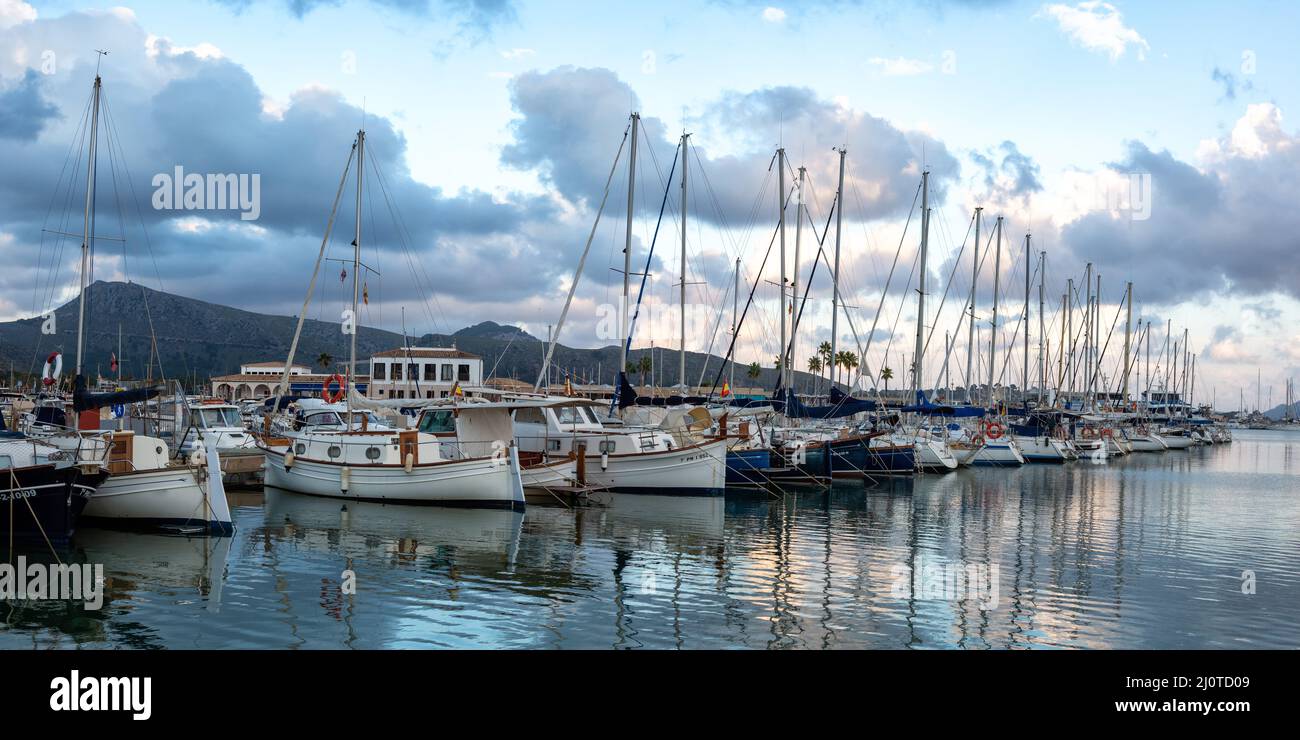 Port de Pollenca à Majorque port de plaisance avec bateaux vacances Voyage panorama de la ville en Espagne Banque D'Images