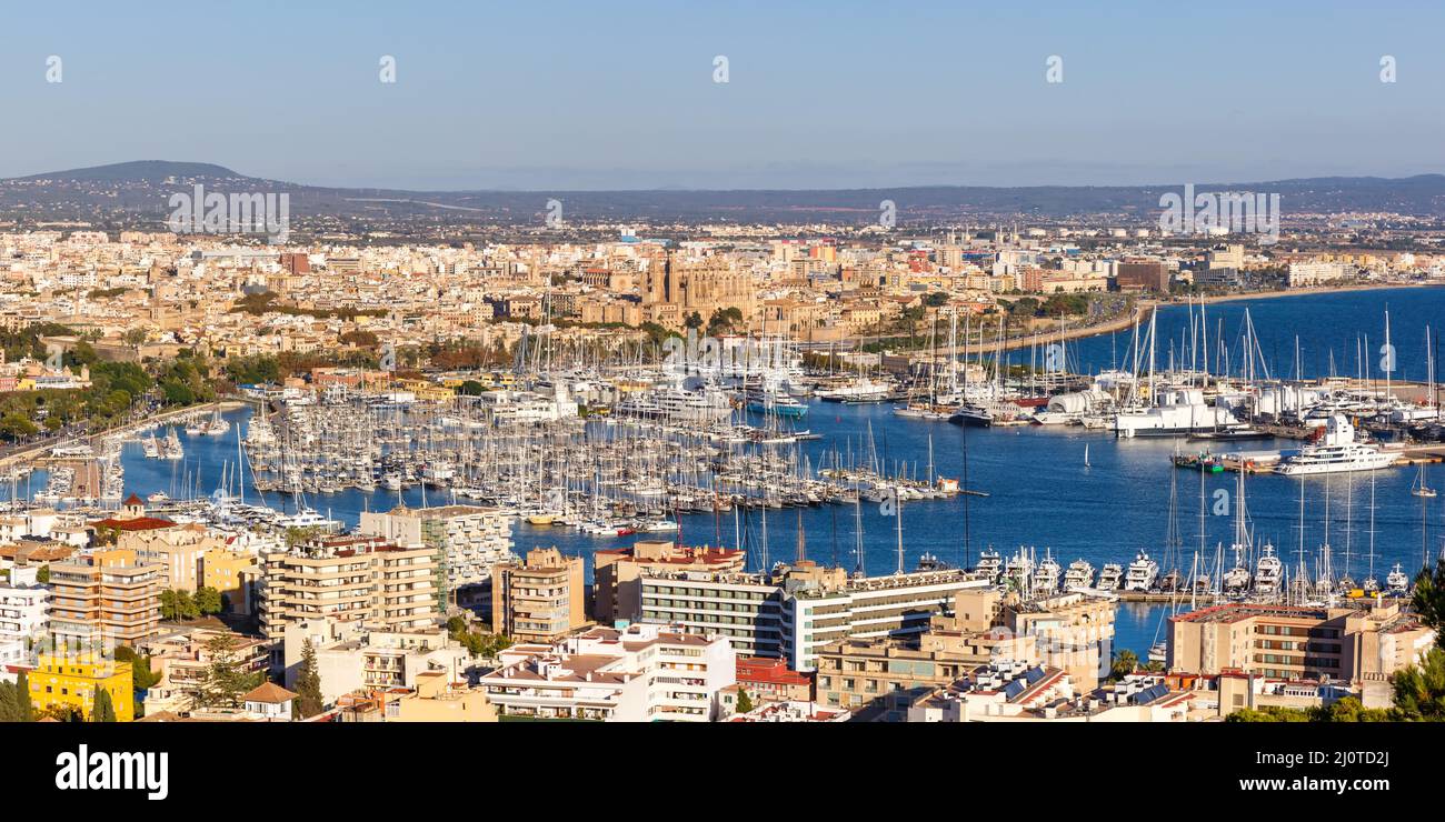 Port de plaisance de Palma de Majorque avec bateaux vacances Voyage ville panorama en Espagne Banque D'Images