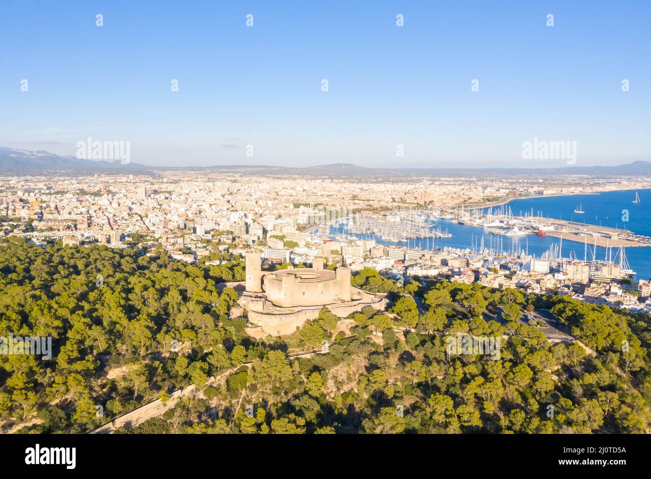 Château Castell de Bellver avec Palma de Majorque et port vacances photo aérienne en Espagne Banque D'Images