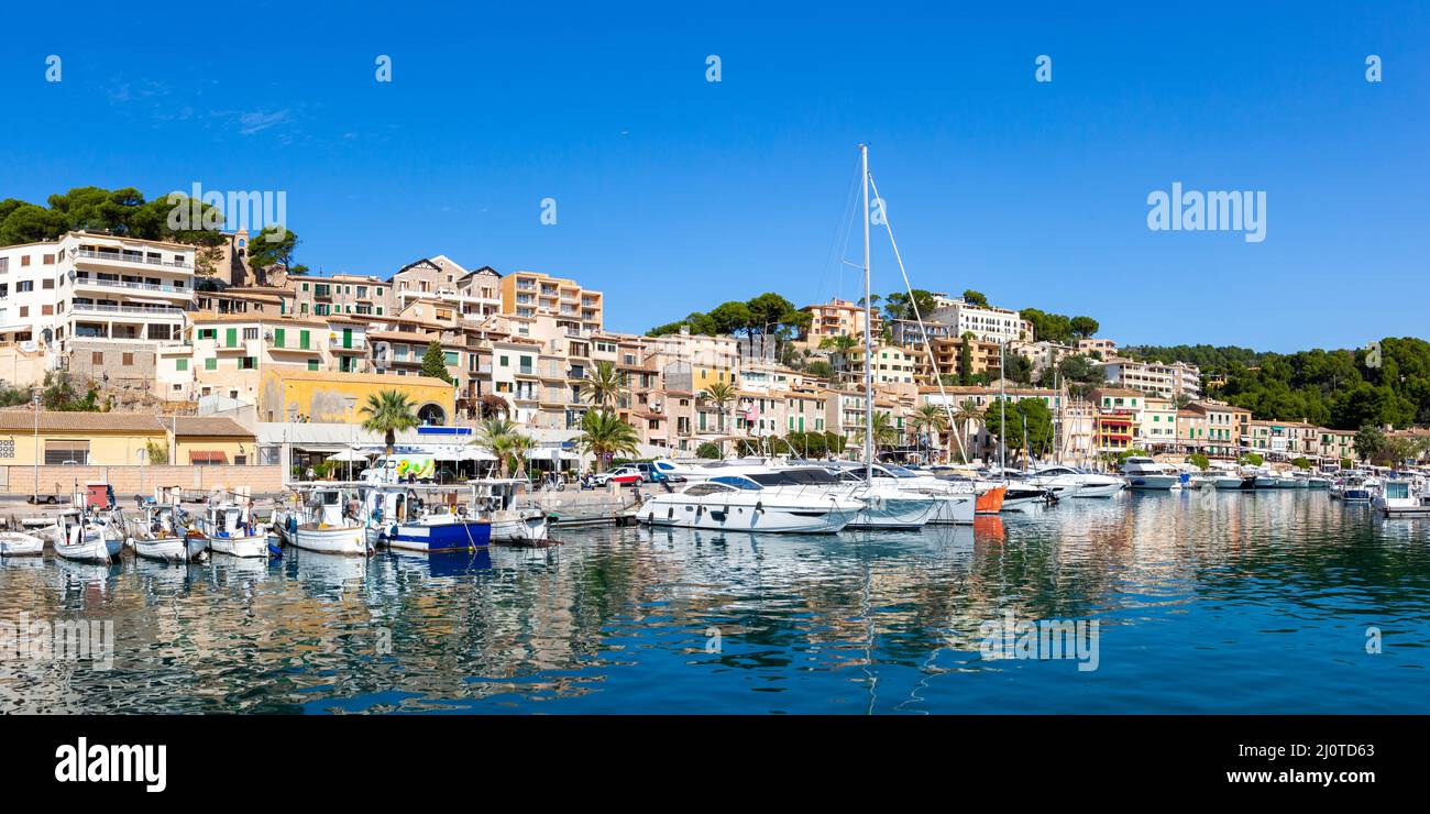 Port de Soller dans le port de Majorque avec bateaux vacances Voyage panorama de la ville en Espagne Banque D'Images