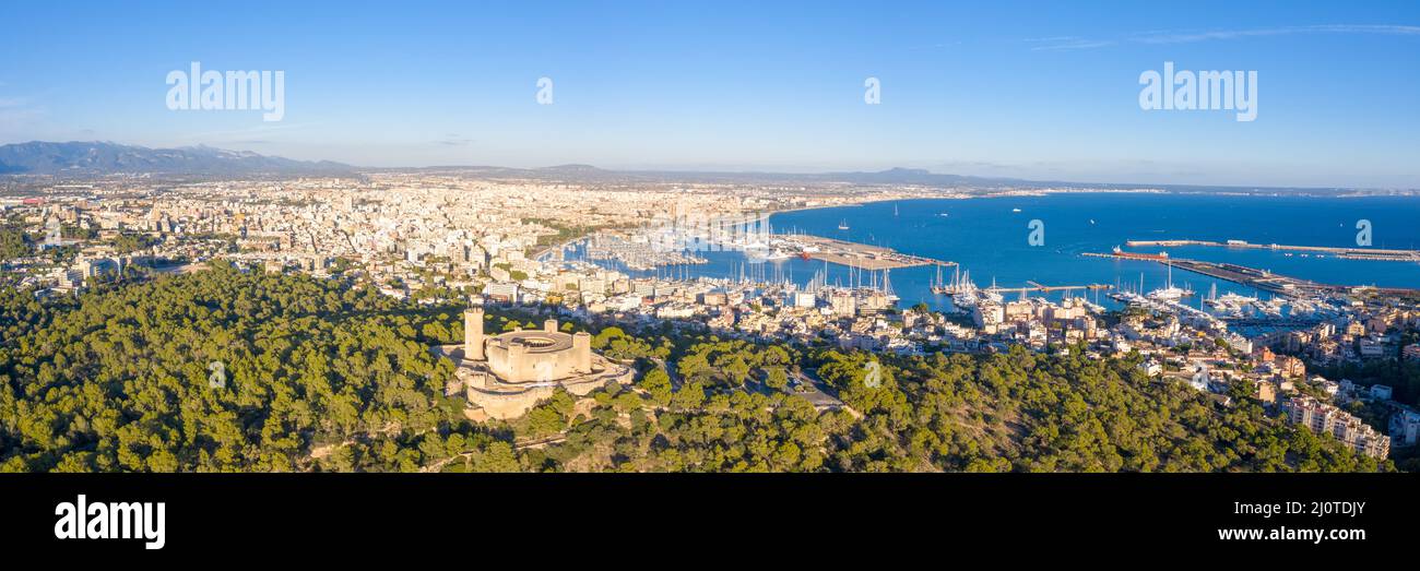 Château Castell de Bellver avec Palma de Mallorca et port vacances Voyage panorama aérien en Espagne Banque D'Images