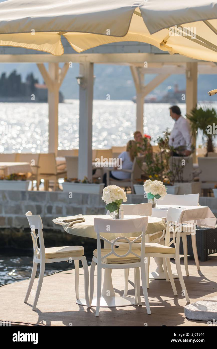 Restaurant en plein air dans le village de Perast dans la baie de Kotor, au Monténégro. Banque D'Images