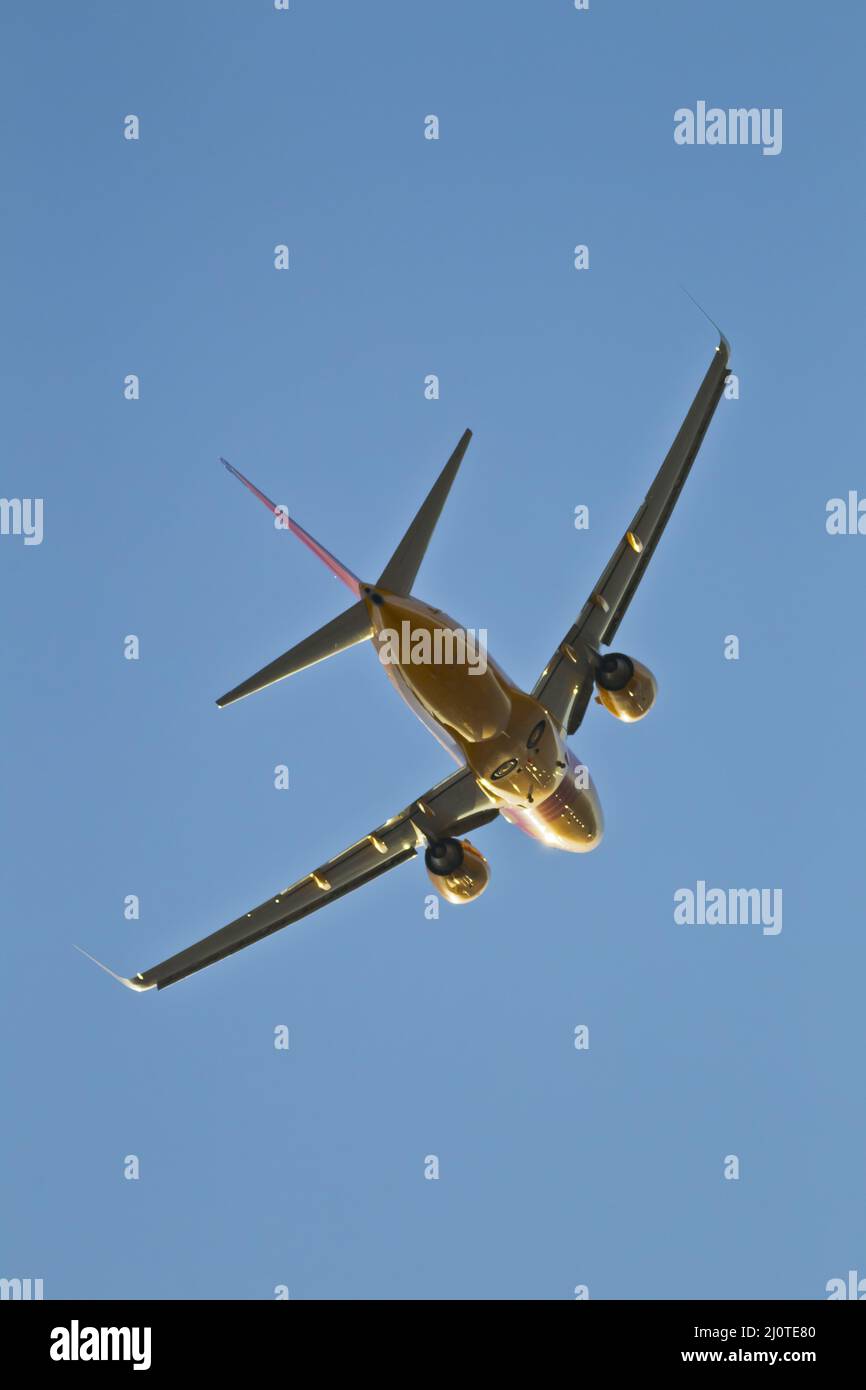 Un avion commercial prend son décollage à un aéroport international Banque D'Images