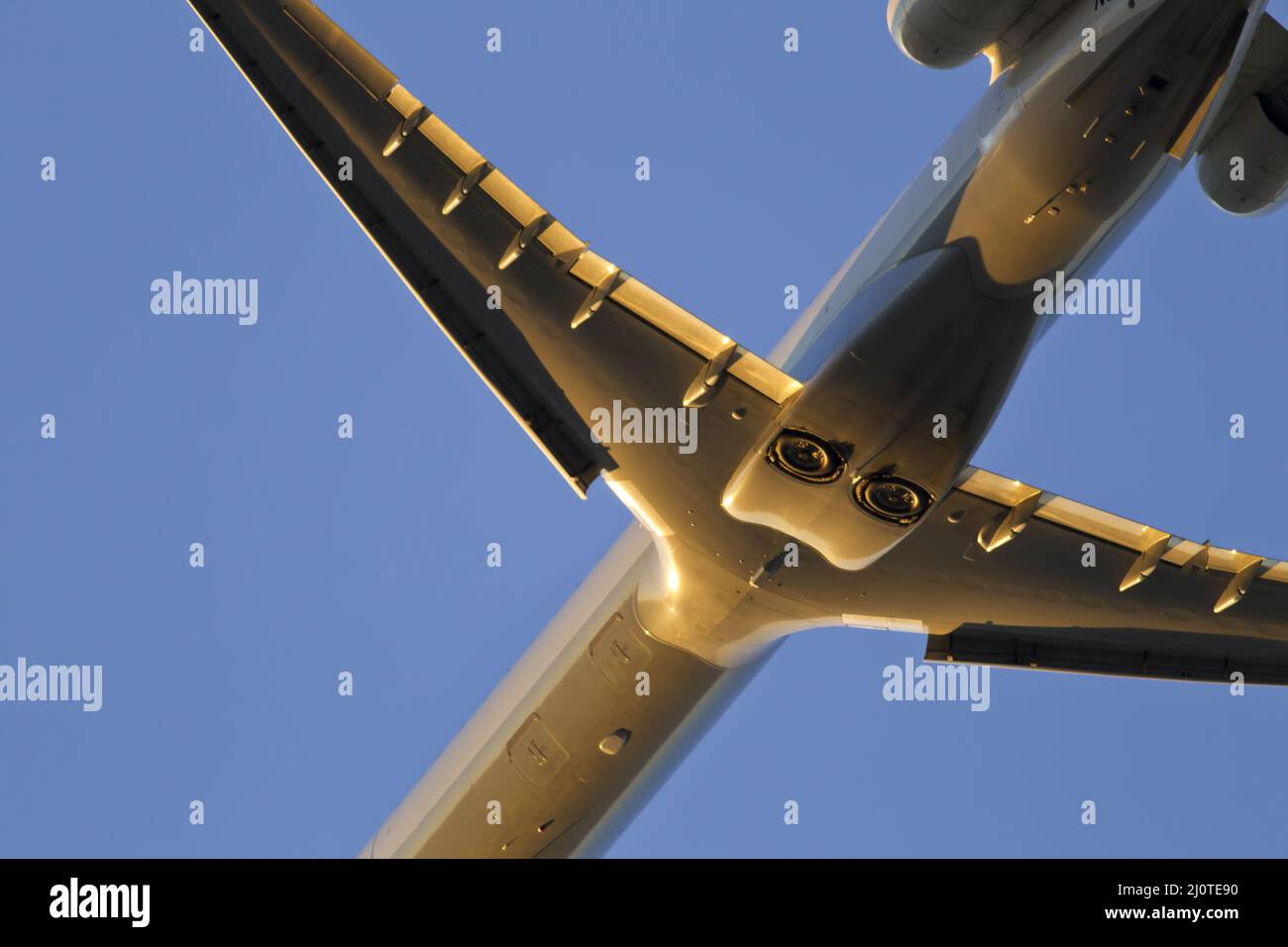 Un avion commercial prend son décollage à un aéroport international Banque D'Images