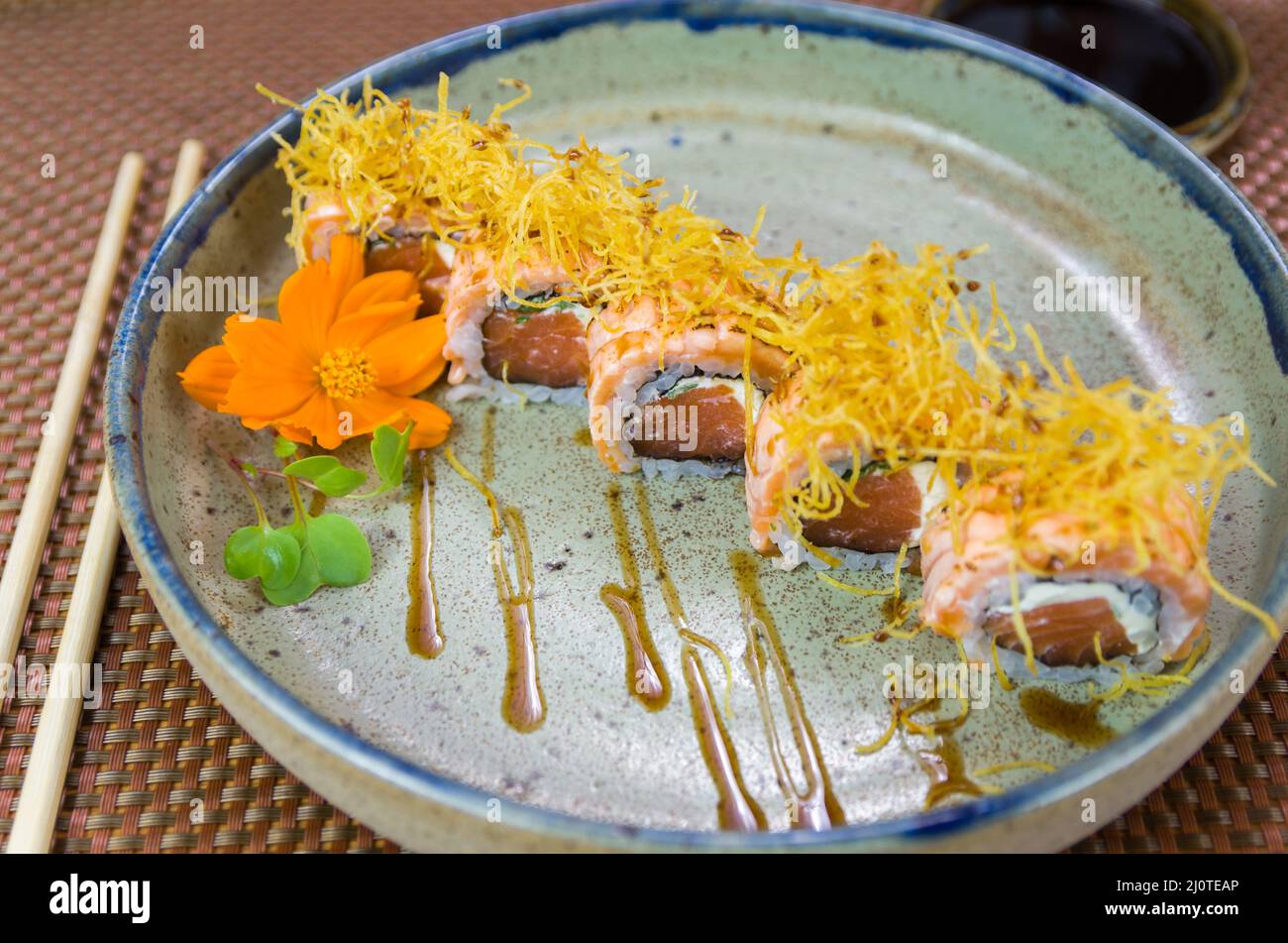 Plateau décoré avec différentes saveurs d'élégants sushis uramaki. Mise au point sélective. Banque D'Images