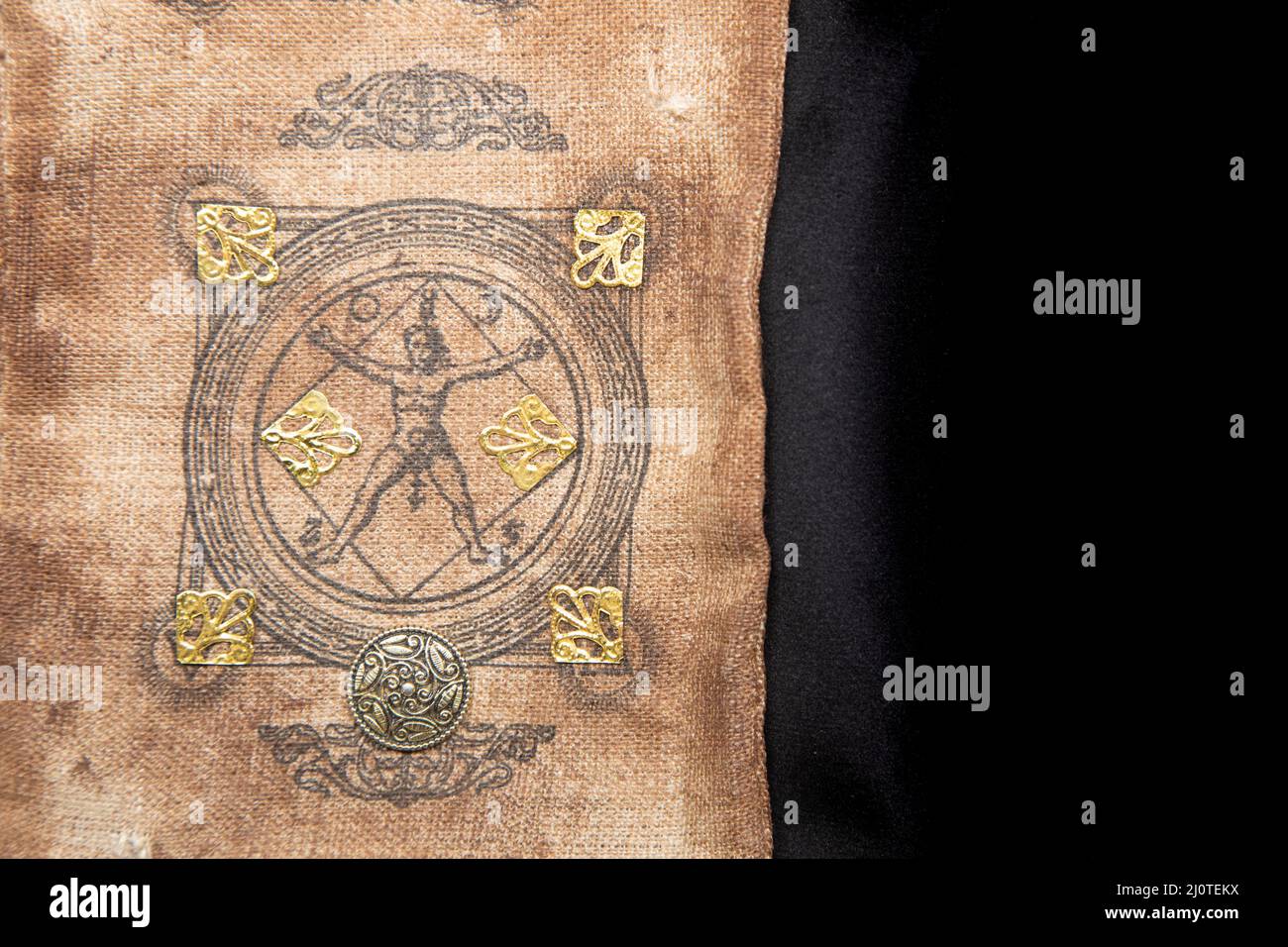 Arrière-plan de sorcellerie ésotérique ancien. Occultims et paganisme ancien symbole, avec mystérieux runes alphabet Banque D'Images