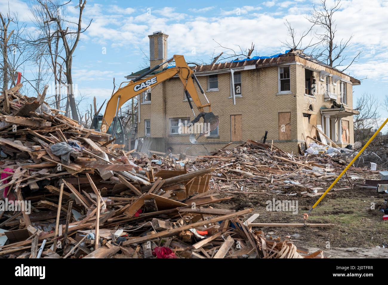 Mayfield, KY, le 24 janvier 2022 -- l'enlèvement des débris se poursuit six semaines après une tornade dévastatrice chaude dans cette petite ville en décembre 2021.Photo de Liz Roll/FEMA Banque D'Images