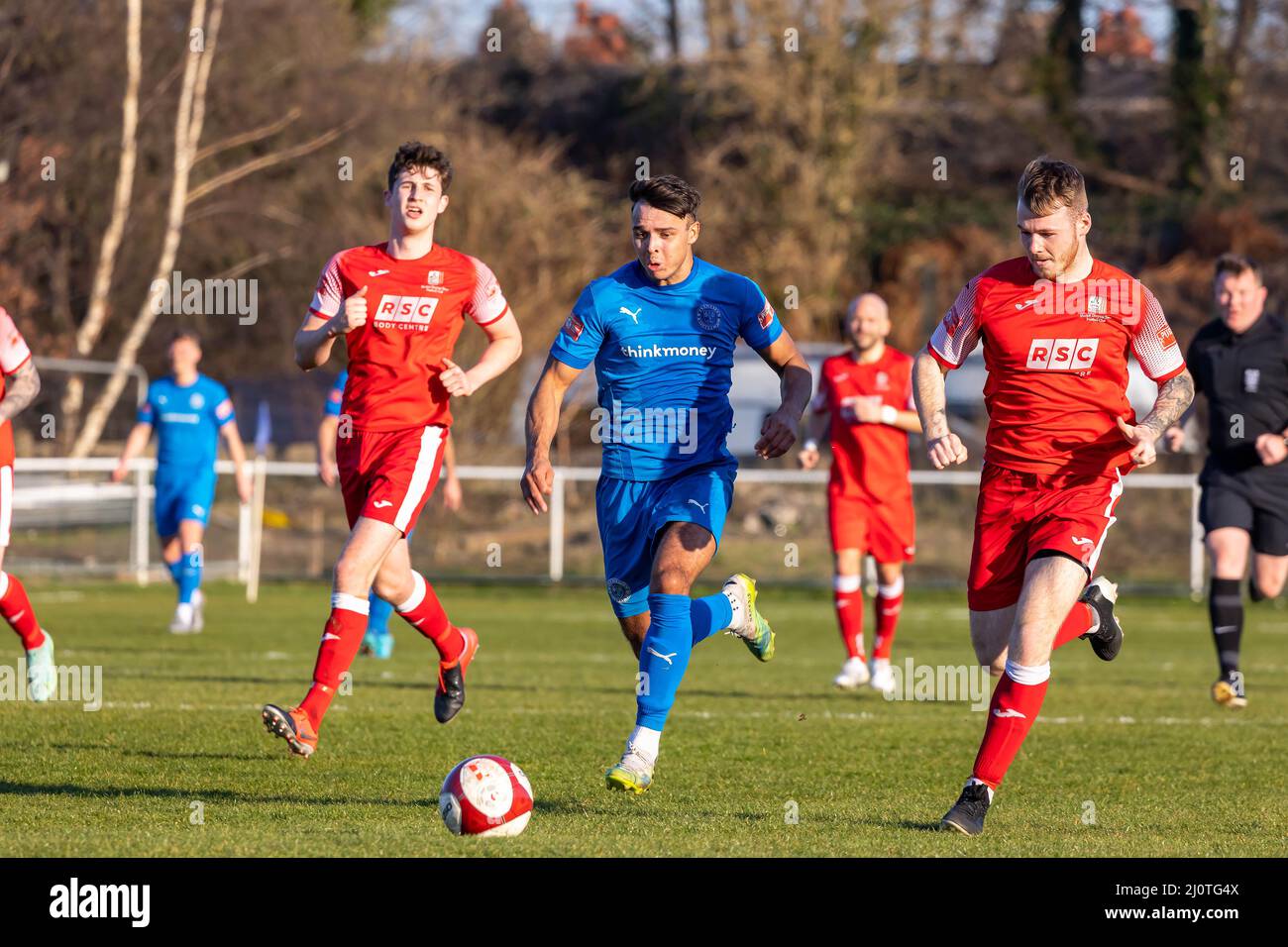 Warrington, le 19 mars 2022. Le Warrington Rylands 1906 FC a organisé un match de football à Gorsey Lane contre Market Drayton FC un samedi après-midi ensoleillé. Banque D'Images