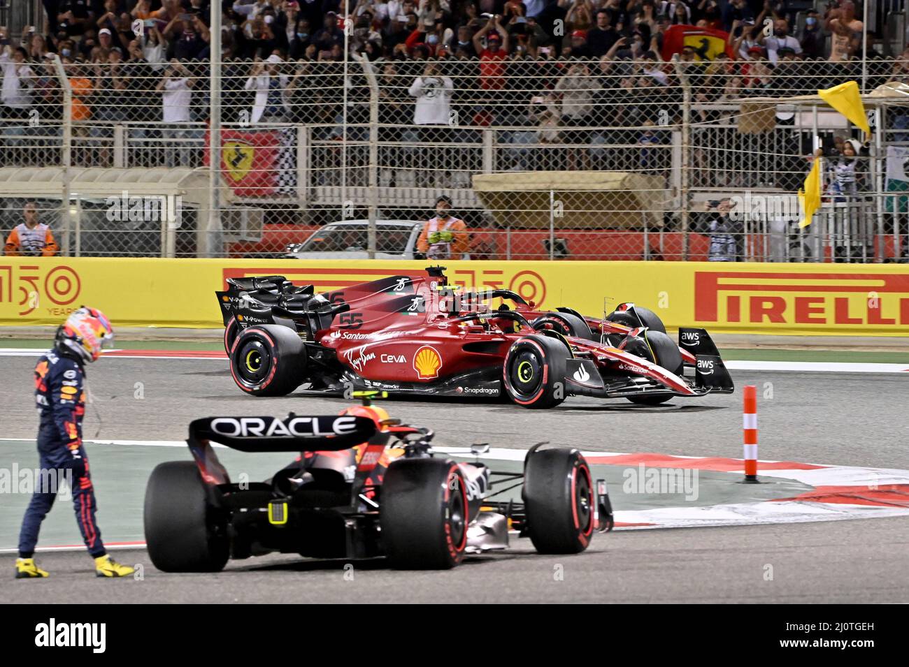 Sakhir, Bahreïn. 20th mars 2022. #11 Sergio Perez (MEX, Oracle Red Bull  Racing) prend sa retraite, #55 Carlos Sainz (ESP, Scuderia Ferrari), #16  Charles Leclerc (MCO, Scuderia Ferrari), Grand Prix de Bahreïn