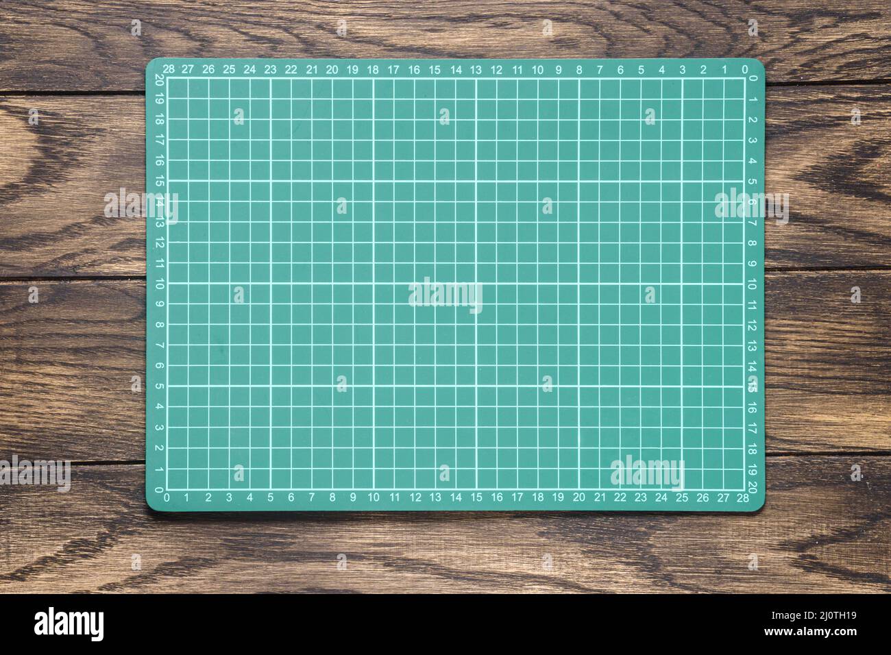 Tapis de découpe de grilles créatives sur la table avec espace de copie Banque D'Images