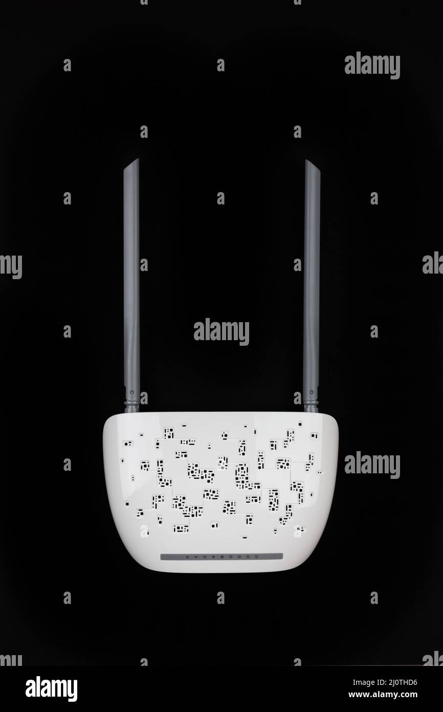 Nouveau routeur Wi-Fi blanc avec antennes grises sur fond noir vue de dessus à partir d'un espace de copie Banque D'Images