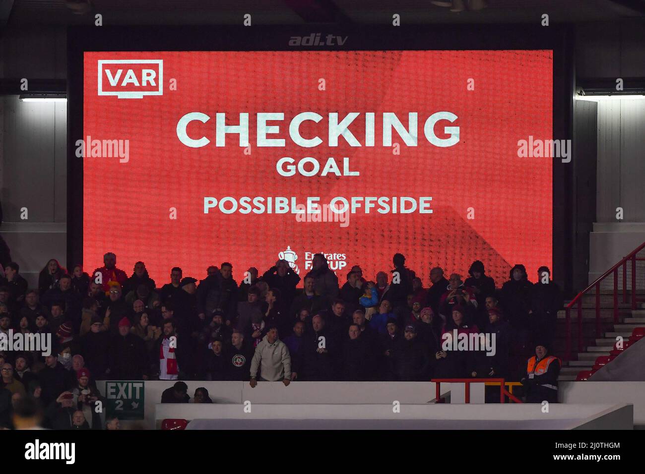 NOTTINGHAM, Royaume-Uni VAR vérifiant hors-bord pendant le match de la coupe FA entre Nottingham Forest et Liverpool au City Ground, Nottingham, le dimanche 20th mars 2022. (Credit: Jon Hobley | MI News) Credit: MI News & Sport /Alay Live News Banque D'Images