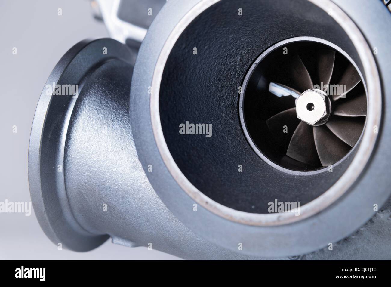 Nouveau moteur turbocompressé sur fond gris. Pièces de la roue à ailettes Banque D'Images